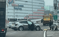 私家車青葵公路分岔路撼石壆 司機乘客4人一度被困