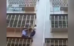 湖南3岁童颈卡防盗窗身体悬空 警民联手爬楼施救