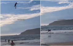 玩滑翔伞突然断绳 男子10米高摔落海滩全身骨折
