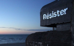 法国海滩地堡碎镜拼出法德英「resist」 艺术家推测向二战致意