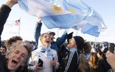 世界杯2022｜三夺世杯美斯圆球王梦 阿根廷举国欢腾