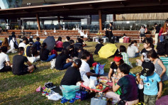 【修例風波】網民觀塘海濱公園舉行追悼會 摺紙鶴靜坐