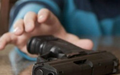 佛州3歲男童誤拿手槍 2歲細妹意外中彈命危 