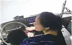 重慶女用老人卡坐巴士被揭穿　羞怒交加先搶軑盤後打司機