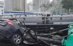 寧波打樁機翻側壓毀私家車 2人遭壓死