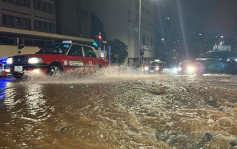葵涌和宜合道爆水管掩浸馬路 車輛涉水而過交通受阻