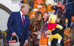 白宫庆祝万圣节 特朗普梅拉尼娅大派糖果