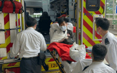 香港大球場男工2米高棚架墮看台 手腳受傷送院