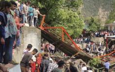 印度桥梁倒塌坠河！欢庆节日「百人疯挤」超载　酿逾70死伤