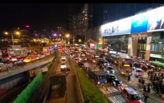 港九新界示威者占路交通挤塞 多条巴士小巴綫改道