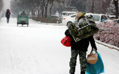 暴雪影响交通中断 农民工需徒步40公里回乡