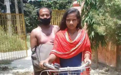 印度少女踩单车载伤父回家 8天骑逾千公里获国家队招手