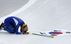 韩速滑女选手被指欺凌队友惹公愤 夺银后下跪道歉