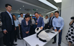 林郑续访深圳科研机构 手抱熊猫机器人交流