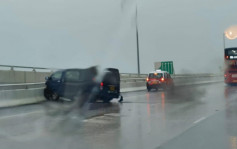 黄雨｜货Van北大屿山公路「自炒」 撞壆横亘路中