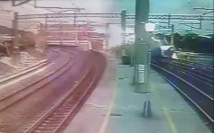 【台鐵翻車】普悠瑪火車出事一刻畫面曝光 列車入彎車頭先翻側