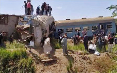 埃及南部火車相撞釀至少32死 疑有人按下緊急煞車掣