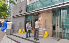 【七區集會】警總玻璃門遭擊碎 工人到場維修