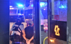 【逃犯条例】警九龙湾扣查巴士拘约30人 大批市民不满到场抗议