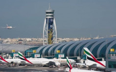阿聯酋航空疑無查登機證 杜拜抵港11乘客滯留機場 
