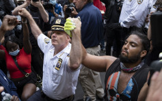 与示威者握手单膝下跪 纽约警察局长：我们不是种族主义者 