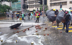 【荃葵青遊行】聯仁街速龍小隊清拆路障 示威者繼續投擲磚頭玻璃