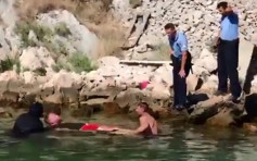 克罗地亚33岁男跳40米高大桥　胸撞河面盆骨碎裂