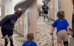 美兩歲男童首次用義肢走路 金牌殘奧運動員鼓勵同行