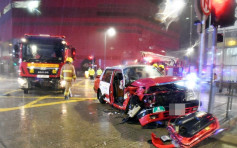 消防车黑雨下九龙湾撞的士 6伤包括4消防员