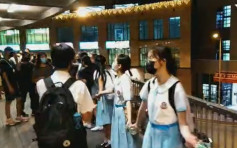 【修例風波】荃灣中學生發起聯校人鏈活動 部分人轉到愉景新城內聚集