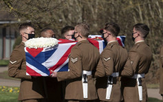 英国二战老兵穆尔家乡出殡 战机低飞致敬