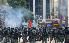 【大三罷】網民號召中環堵路 防暴警放多枚催淚彈拘多人