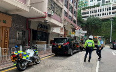 警港岛打击违泊 发3422张牛肉乾拖走14车