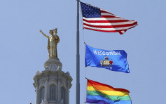 威州州议会大楼悬挂同性恋彩虹旗  引起激烈争议