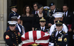 麥凱恩舉行追思會 奧巴馬喬治布殊等出席悼念