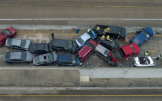 美国德州公路逾130辆车连环相撞 6死数十人伤