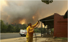 北加州山林大火迅速蔓延 逾3万人疏散至少两消防员殉职