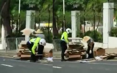 路人推紙皮上斜散落一地 交通警主動幫忙獲激讚：香港人互助精神
