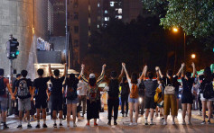 【香港之路】港岛荃湾观塘三线形成人链 晚上9时开始散去