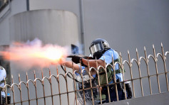 【深水埗遊行】長沙灣警署警察舉黑旗後施放催淚彈 示威者後退