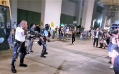 葵涌警署外爆冲突 警一度举枪指向示威者
