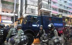 【荃葵青游行】警方装甲车驶进荃湾沙咀道戒备 与示威者对峙
