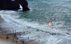 英男遭巨浪卷走被困海中 30人筑成人链成功救回