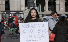 意大利街头中国女孩求「拥抱」举牌：我不是病毒！