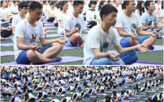 重庆逾千高考生集体练瑜伽减压