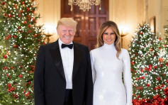 特朗普夫妇手拖手 白宫贺圣诞 