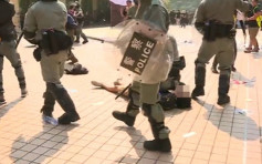 【修例风波】示威者屯门大会堂外与警爆冲突 有女子疑被警掌掴