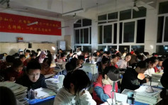 四川高中學生停電淡定答卷 漆黑中自備枱燈溫習獲老師讚