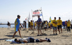 巴塞隆拿民眾「光復」海灘 抗議遊客侵佔生活空間 