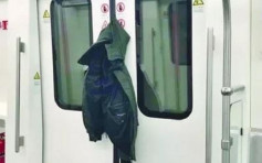 武汉男地铁车门夹外套 苦笑「已经被夹11站了」